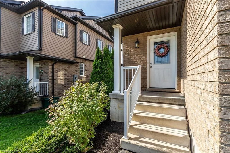 236 Countrystone Crescent photo 4