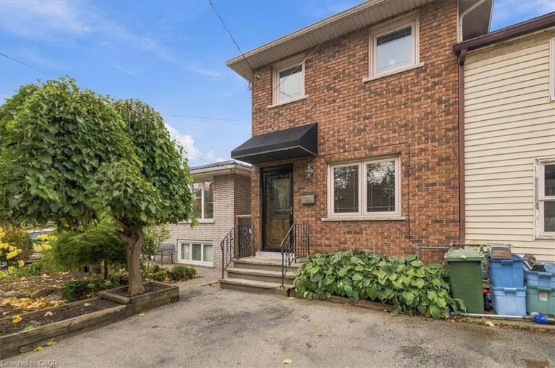 53 Picton Street W photo 4