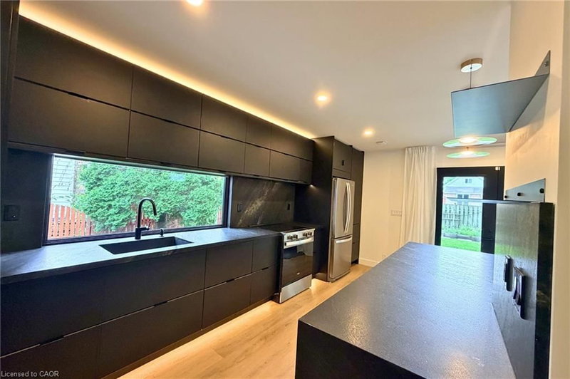 42 1/2 Strathcona Avenue photo 3