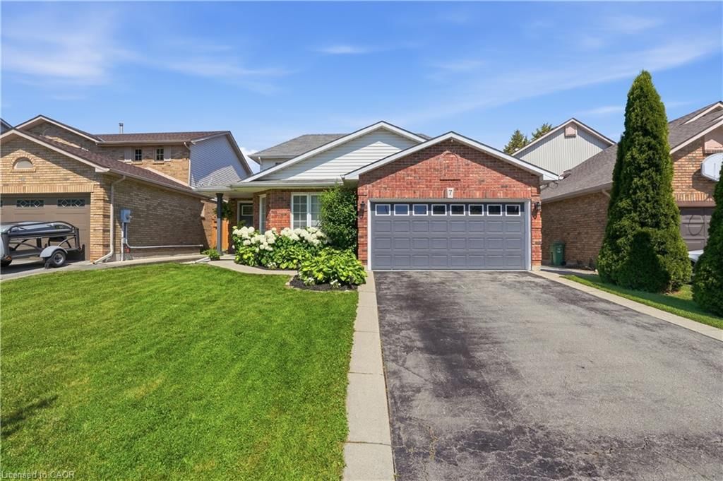 Single Family Residence for sale at 7 Rockhaven Lane, Waterdown, ON, L8B 0H7 - Waterdown West - MLS: 40872895