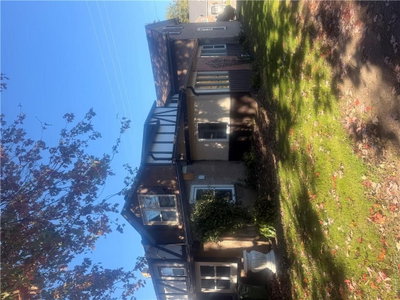 252 Queensway W