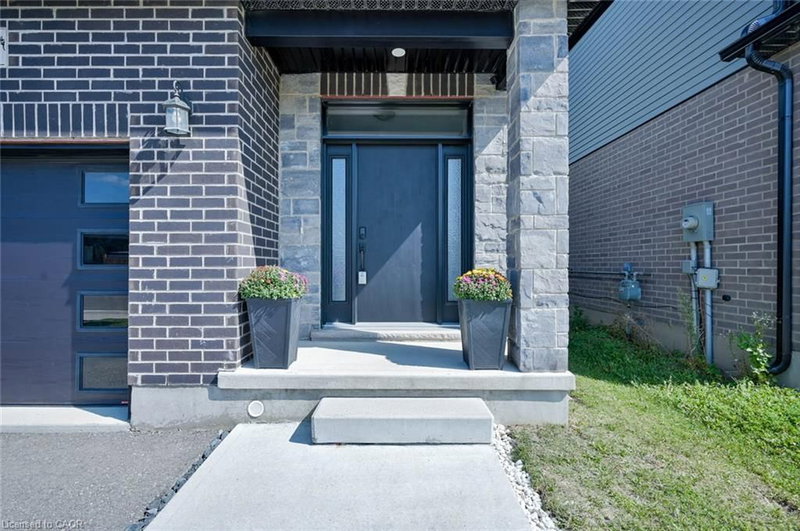 904 Chapel Hill Court photo 2