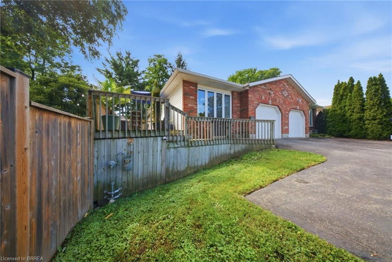 11 Dundas Street W photo 2