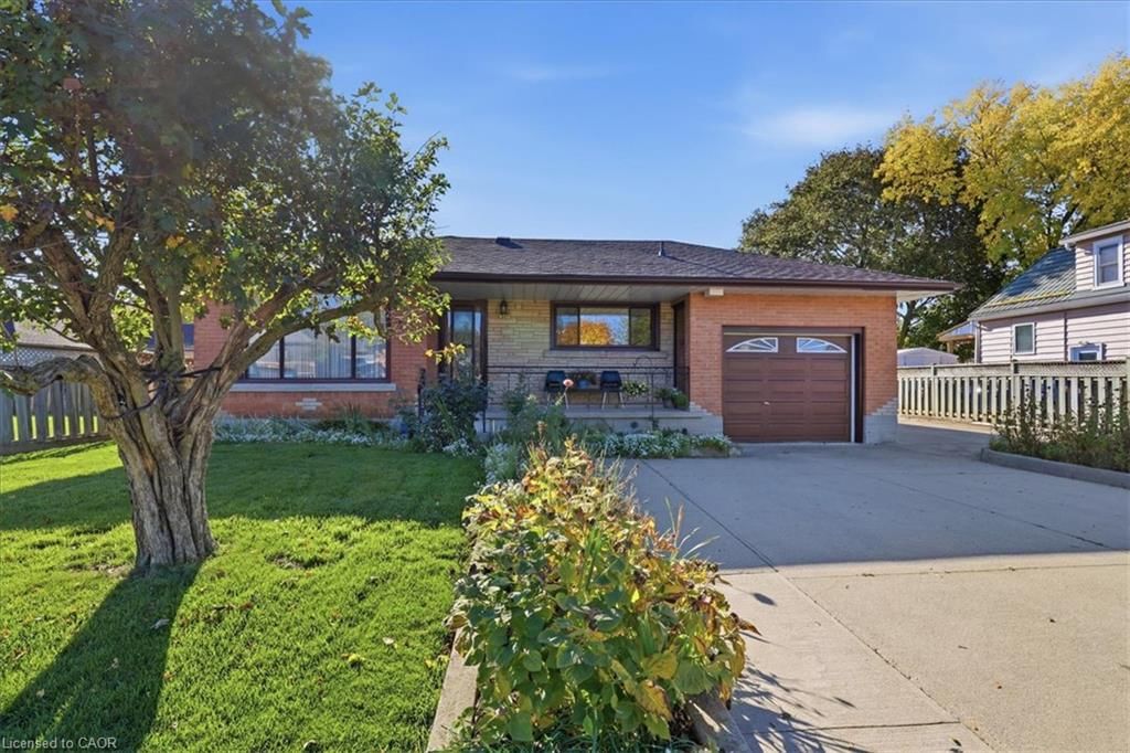 Single Family Residence for sale at 207 Elliott Street, Cambridge, ON, N1R 2K8 - Glenview, Lincoln, Oak - MLS: 40873215