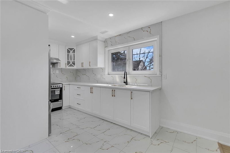581 Lancaster Street W photo 3