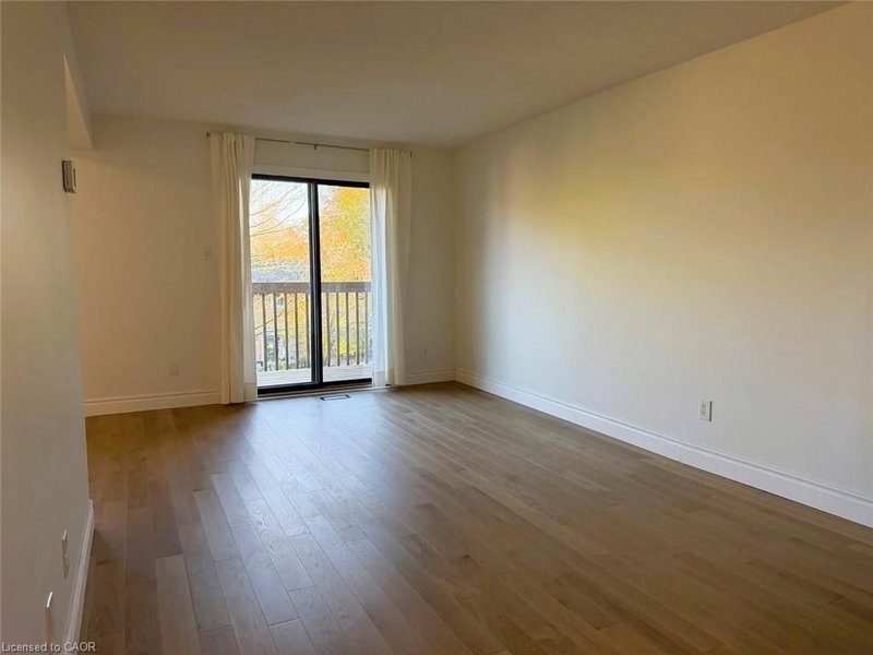 122 Lynden Circle photo 2
