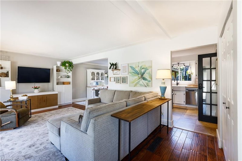 1323 Queen's Boulevard photo 5