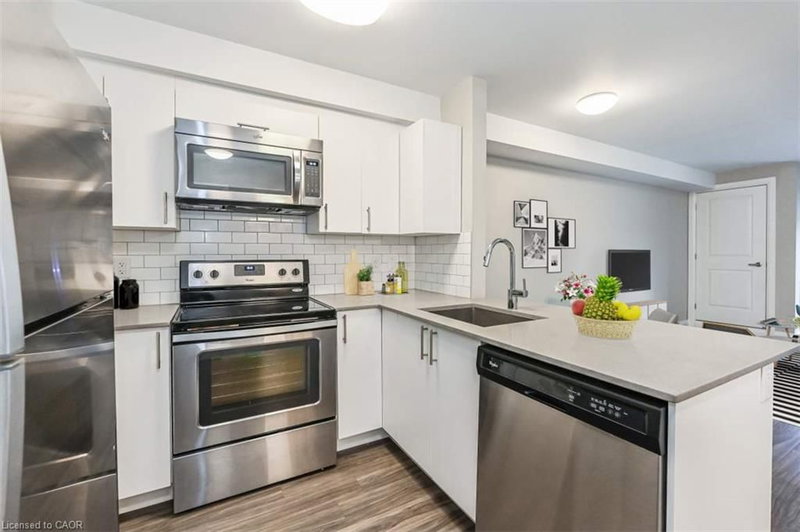 100 Bronte Street S photo 4