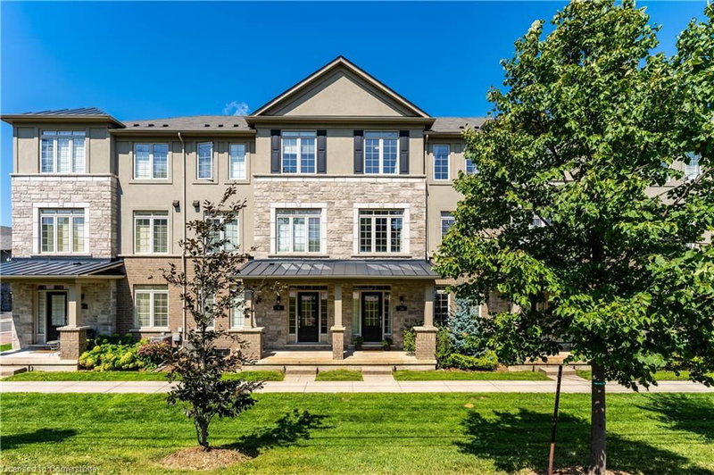 10 - 215 Dundas Street E