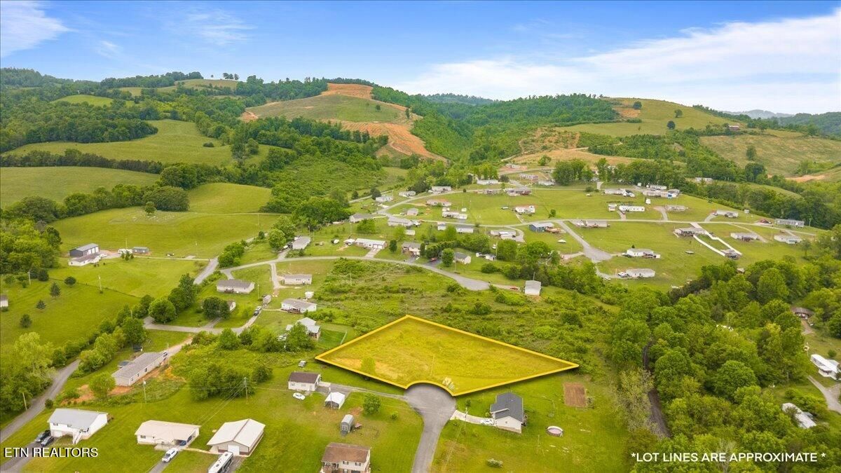 Jean Woods, Tazewell, TN 37879 — Photo 1