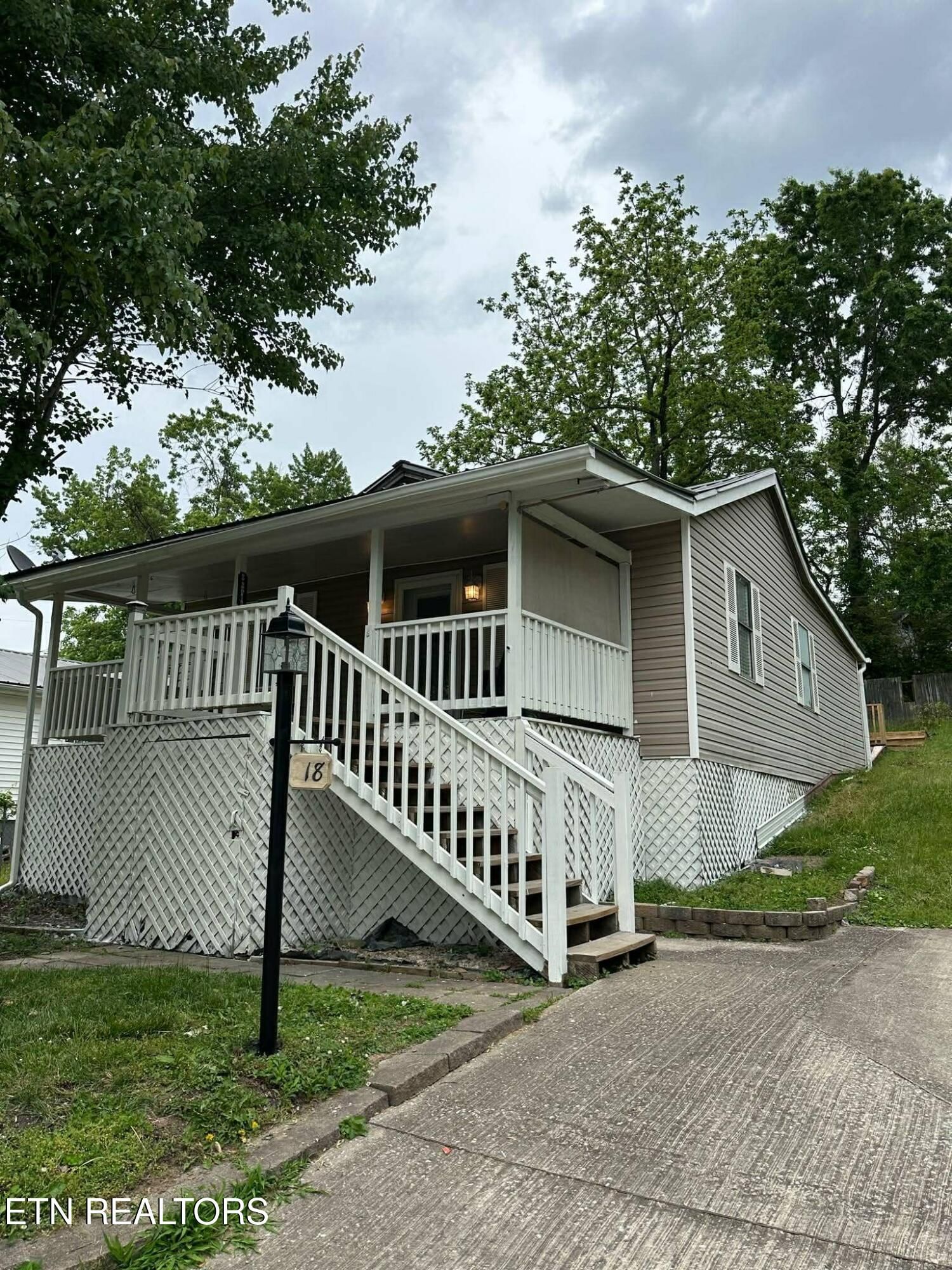 218 Cross St, Oneida, TN 37841 — Photo 1