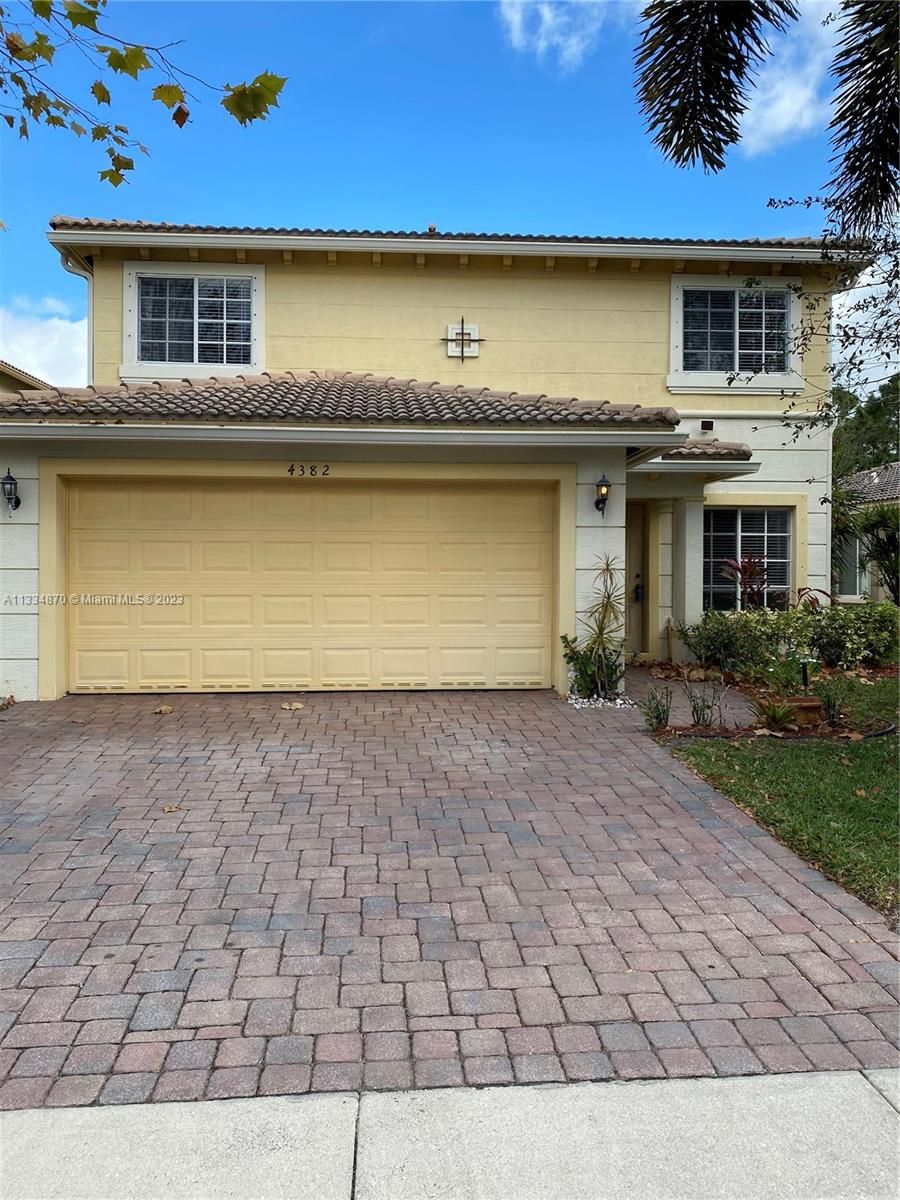 4382 SE Graham Dr - 1