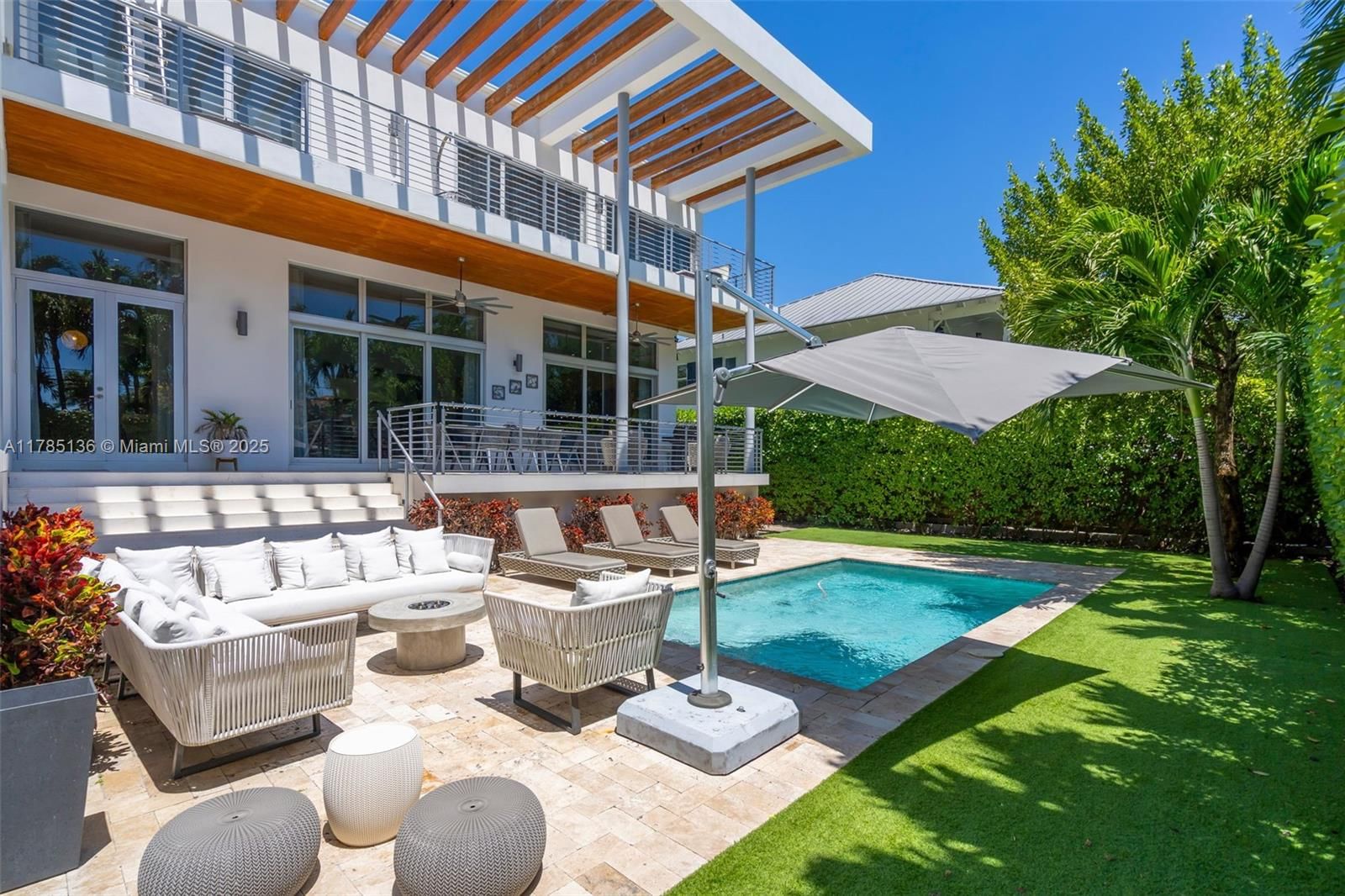 230 W Mcintyre St - 1