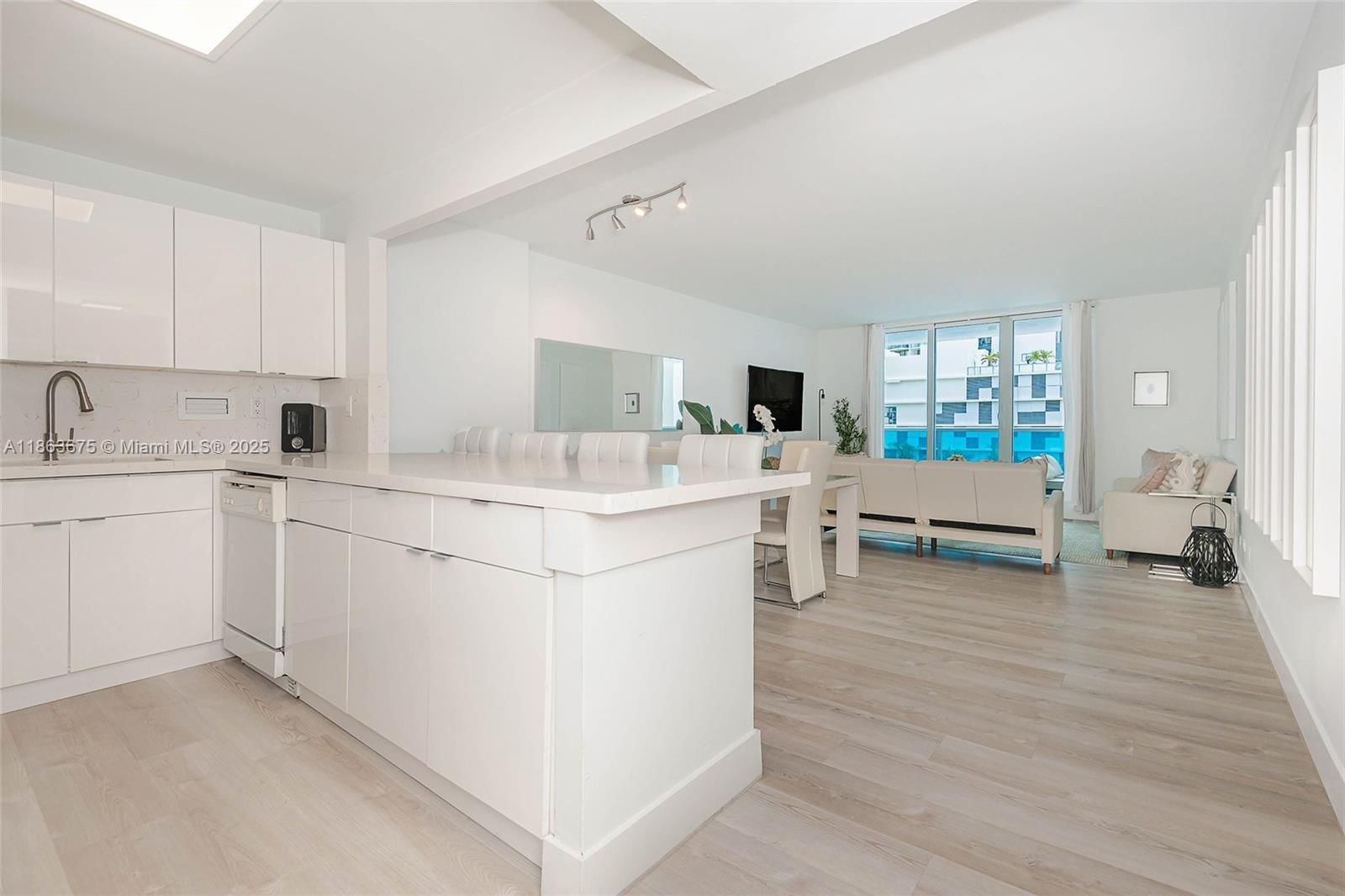 2301 COLLINS AVE, Unit 401 - 1