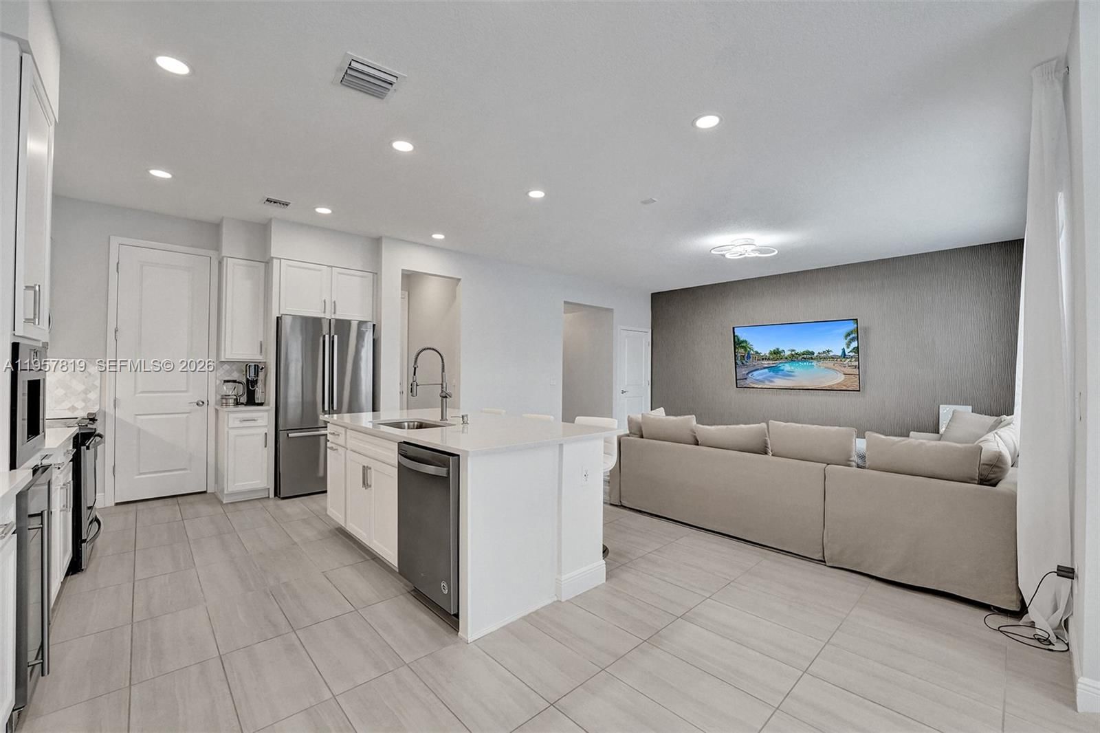 1033 EUCALYPTUS DR - 1