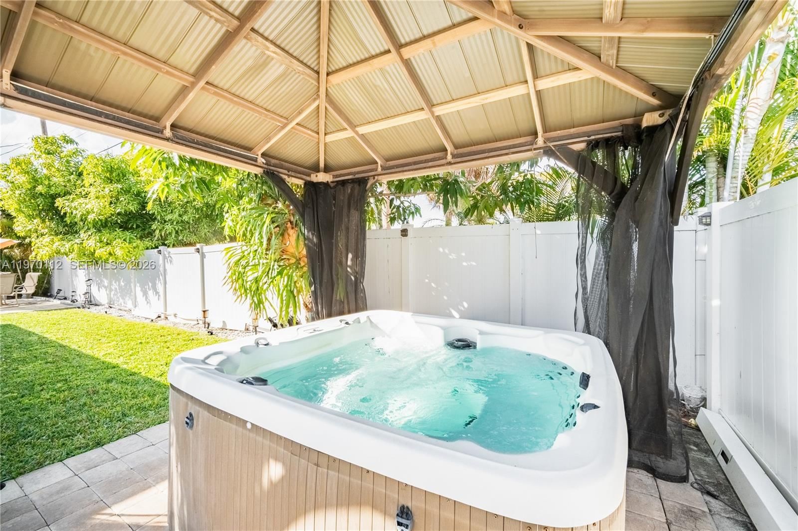 2121 NE 62nd St - 24