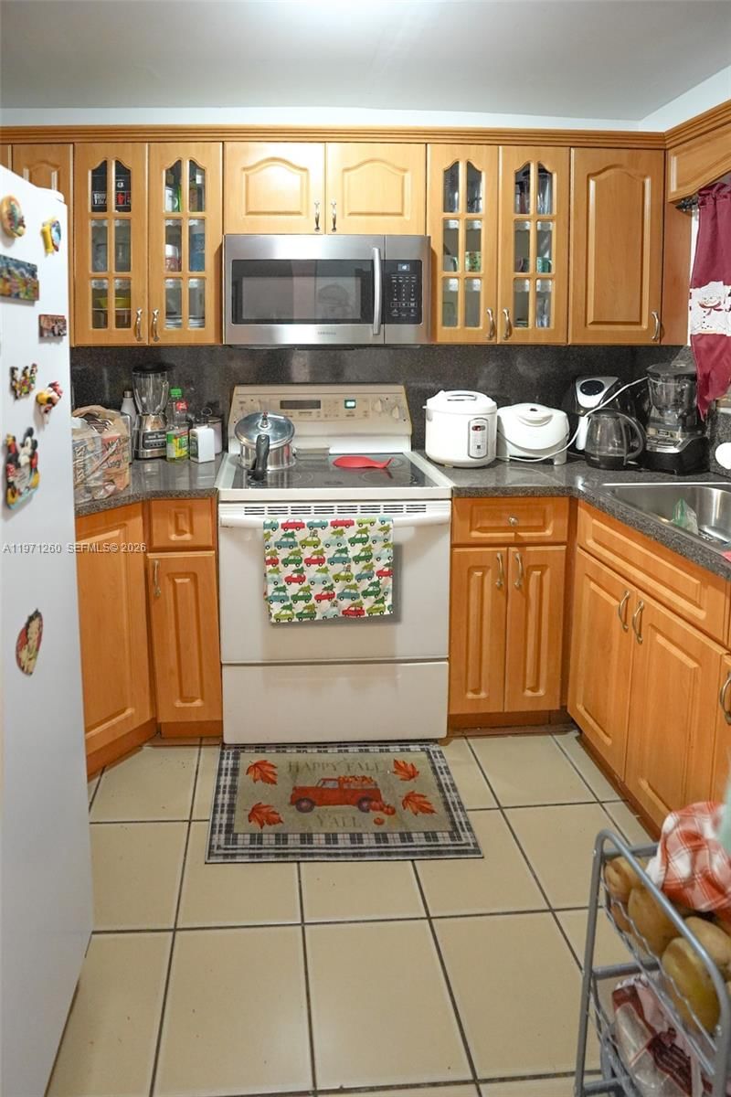 1159 W 40TH ST, Unit 16 - 11