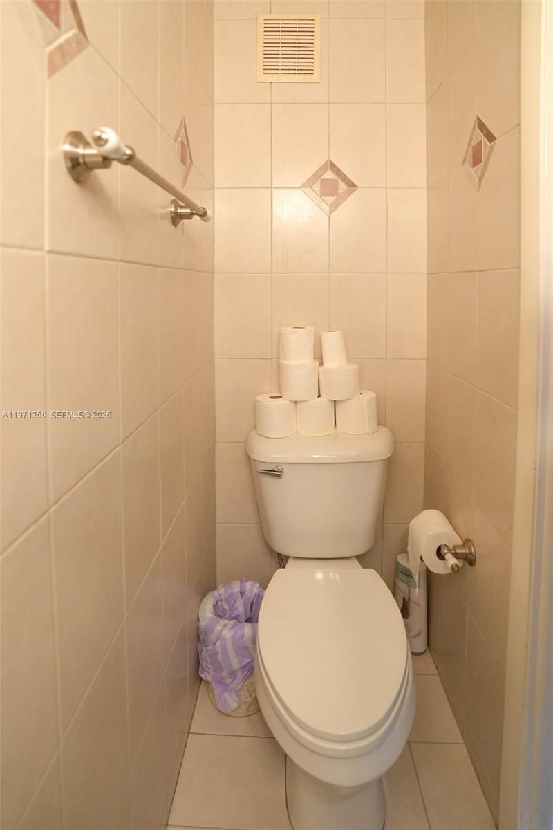 1159 W 40TH ST, Unit 16 - 14