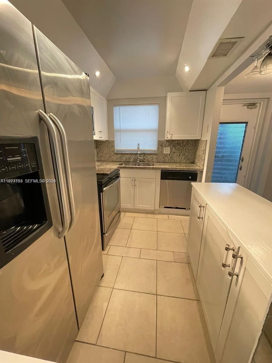 9001 SUNRISE LAKES BLVD, Unit 109 - 3