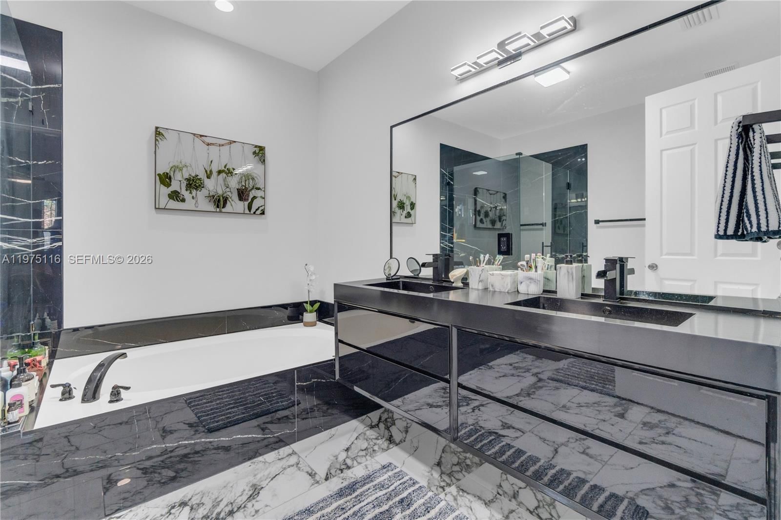 1019 W LONGPORT CIR, Unit 5A - 17