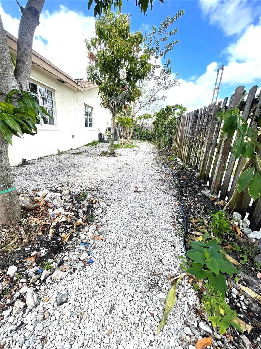 9604 NW 49th St - 23