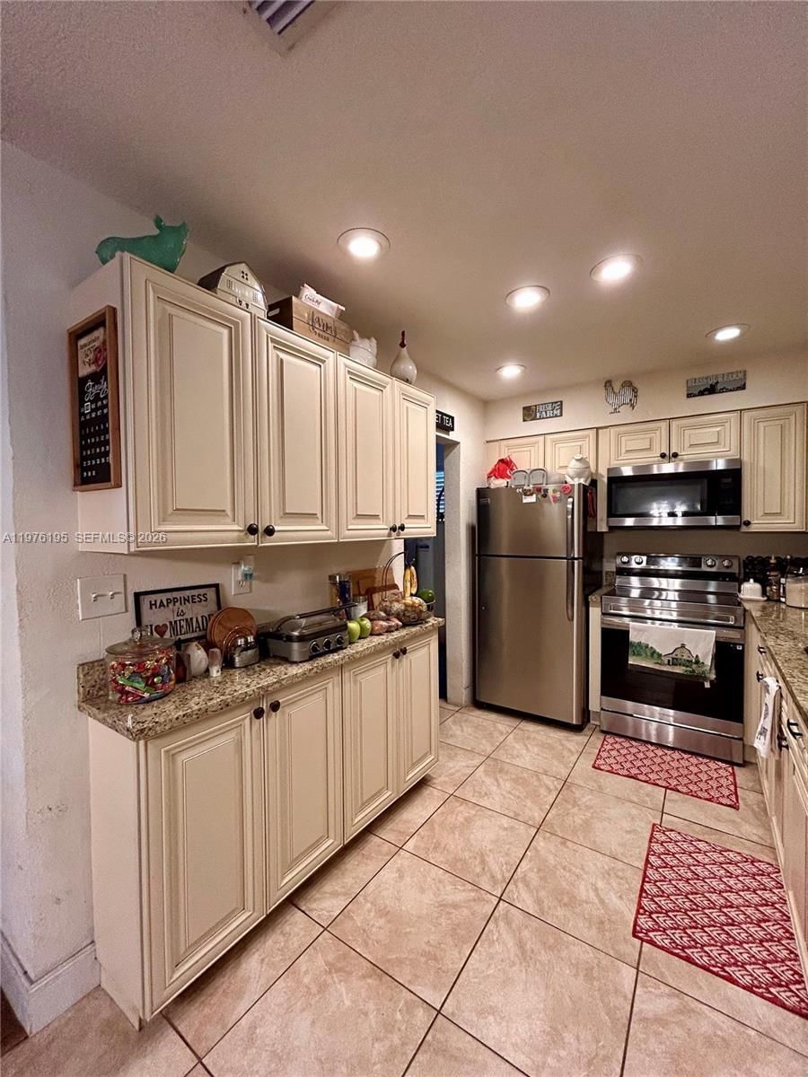 6605 NW 76th St - 13