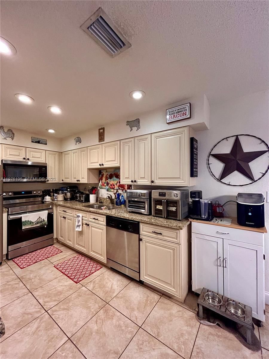 6605 NW 76th St - 17