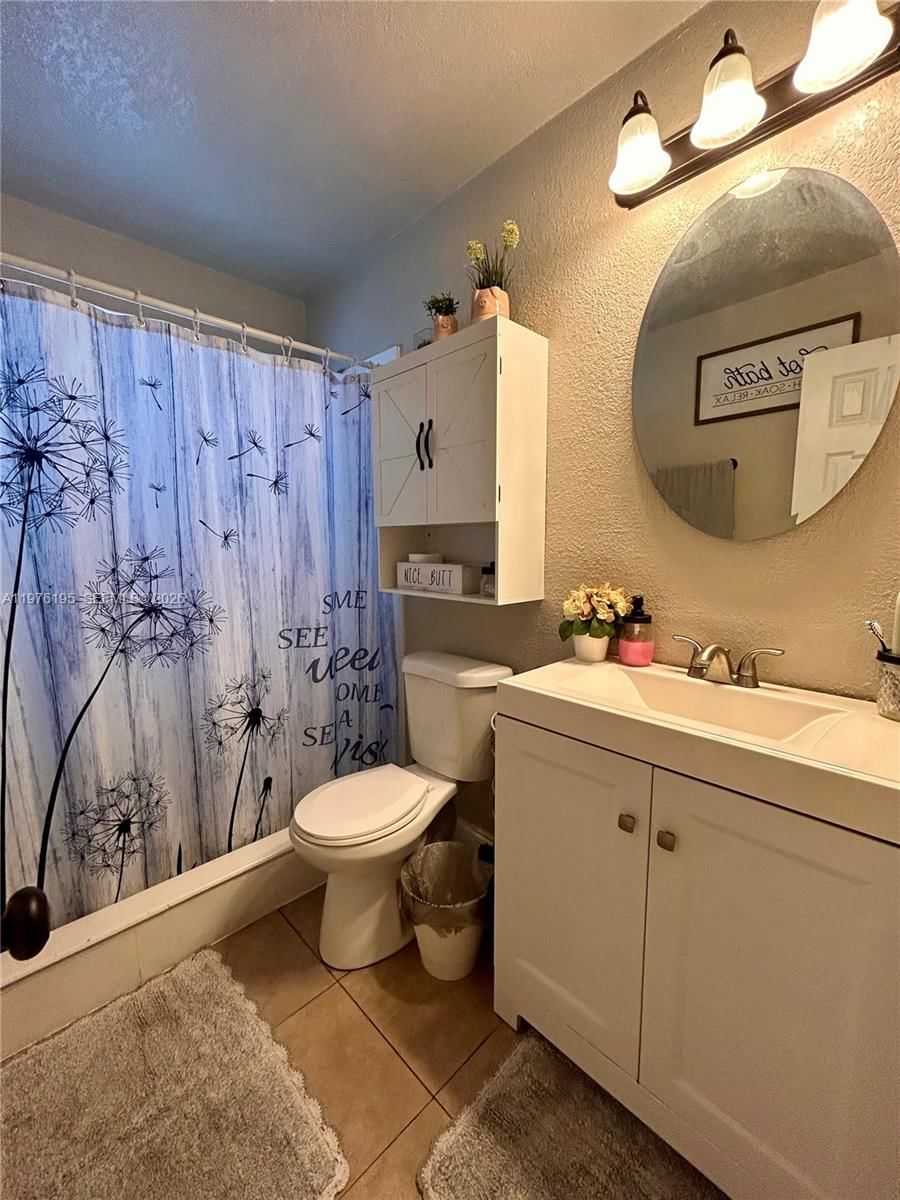 6605 NW 76th St - 33