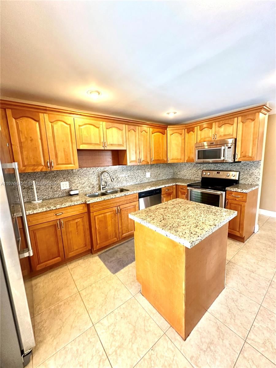 3101 SW 67th Ave - 5