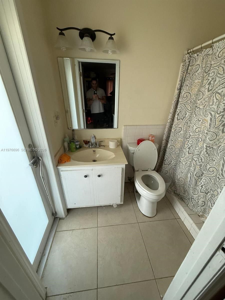 8105 NW 74th Ter - 8