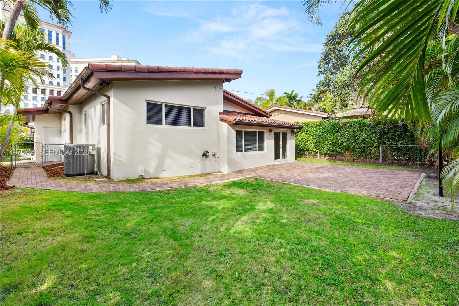 140 Santander Ave - 7