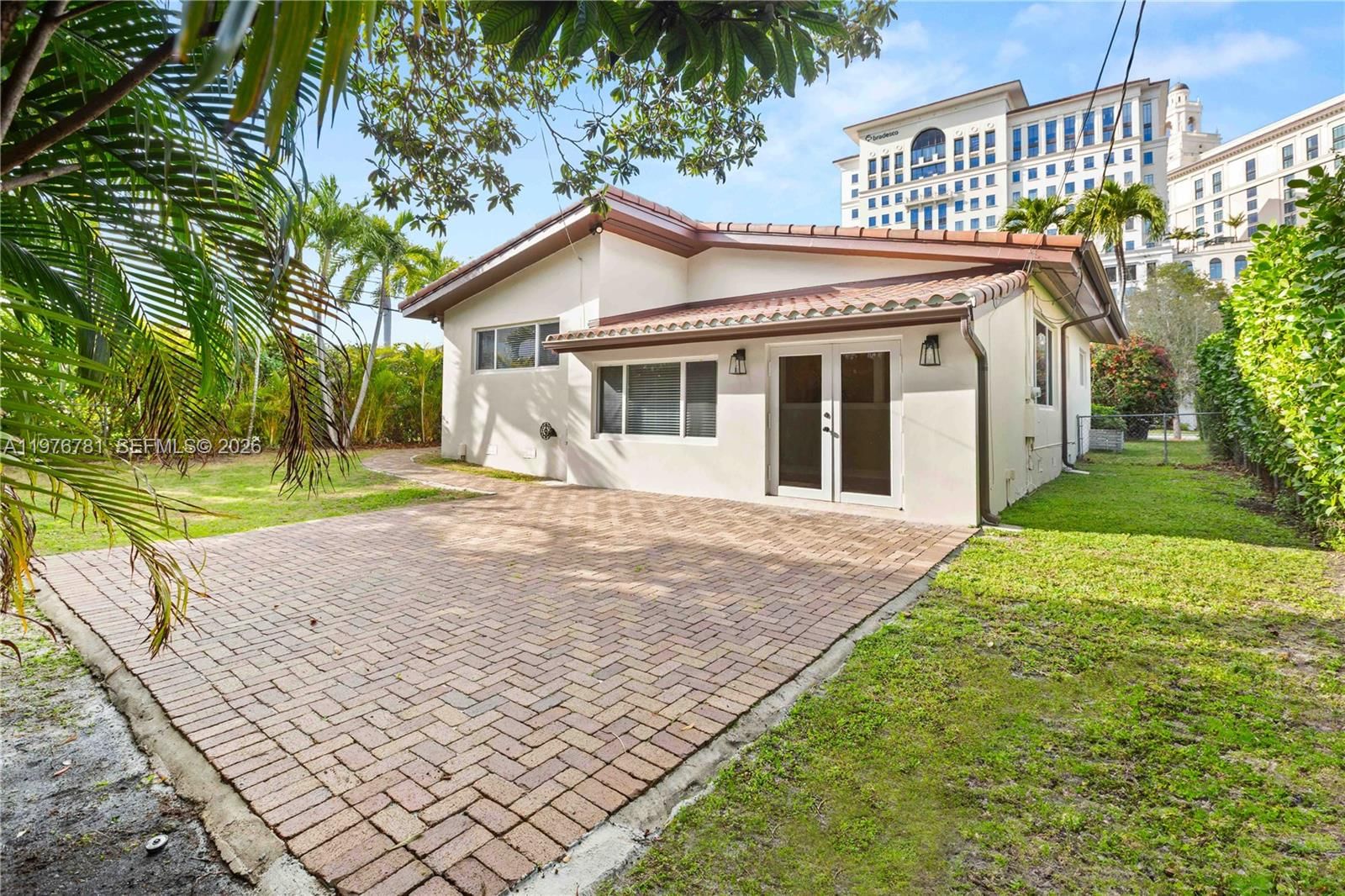 140 Santander Ave - 8