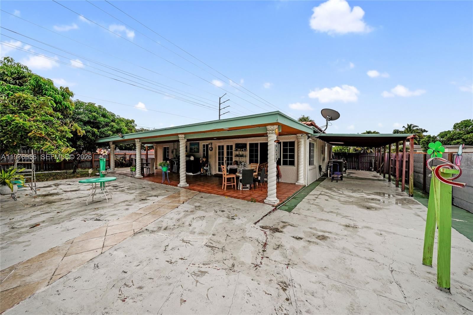 1385 NE 130th St - 33