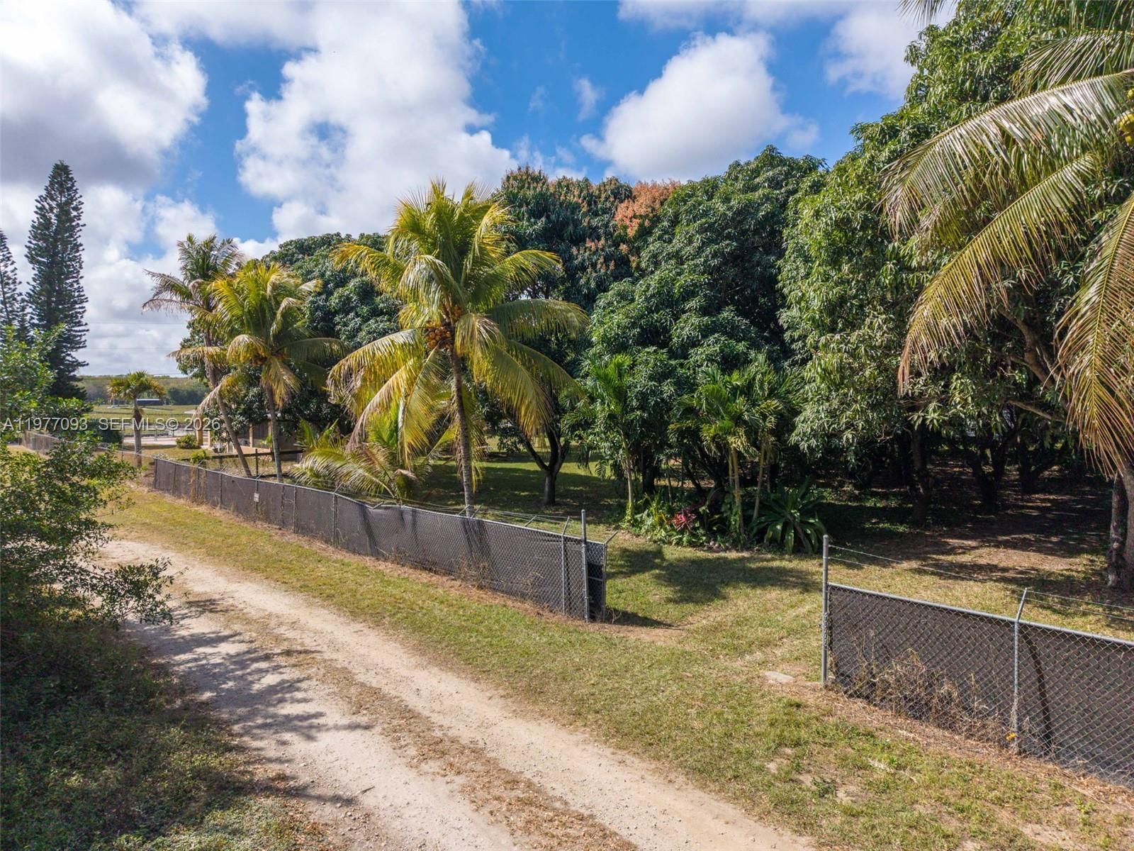 15401 SW 212th St - 44