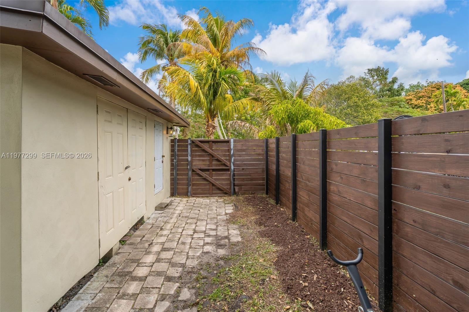 810 NE 149th St - 25