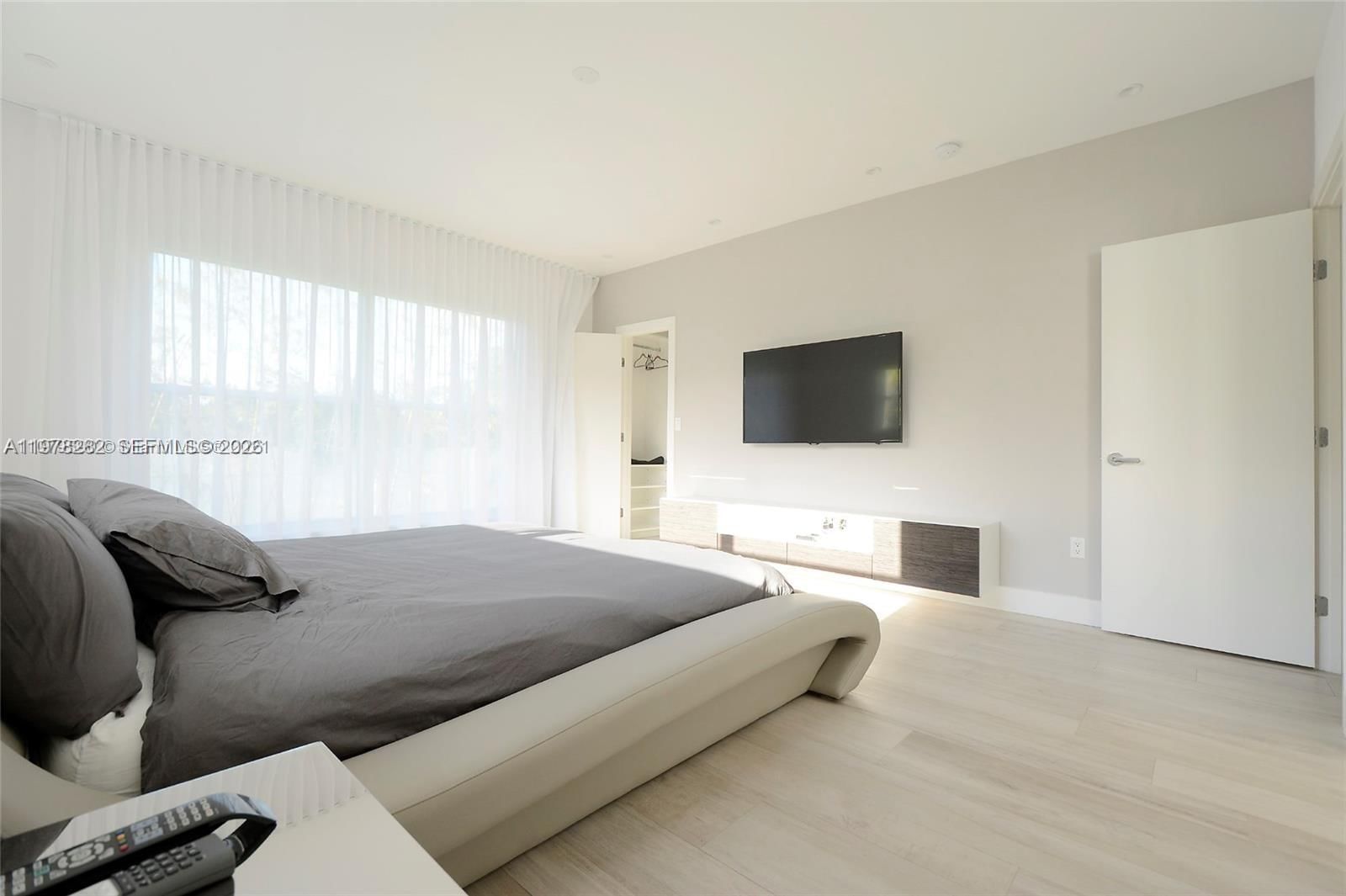 880 N Venetian Dr - 15