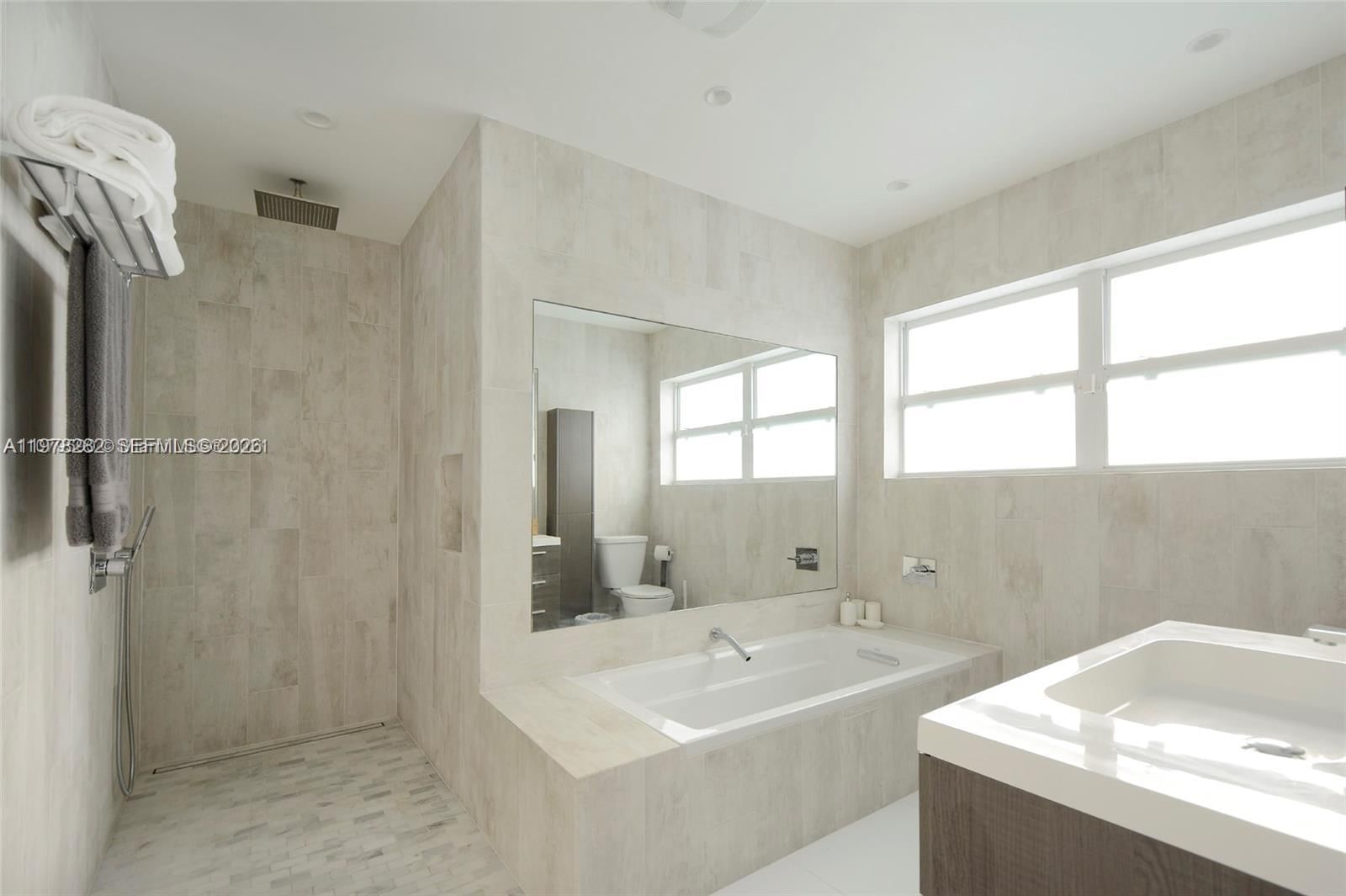 880 N Venetian Dr - 16