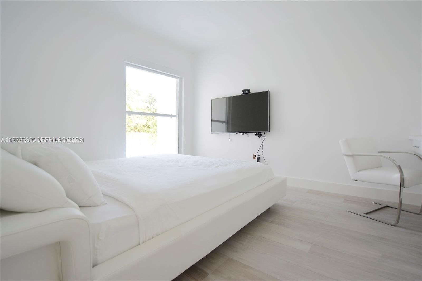 880 N Venetian Dr - 17