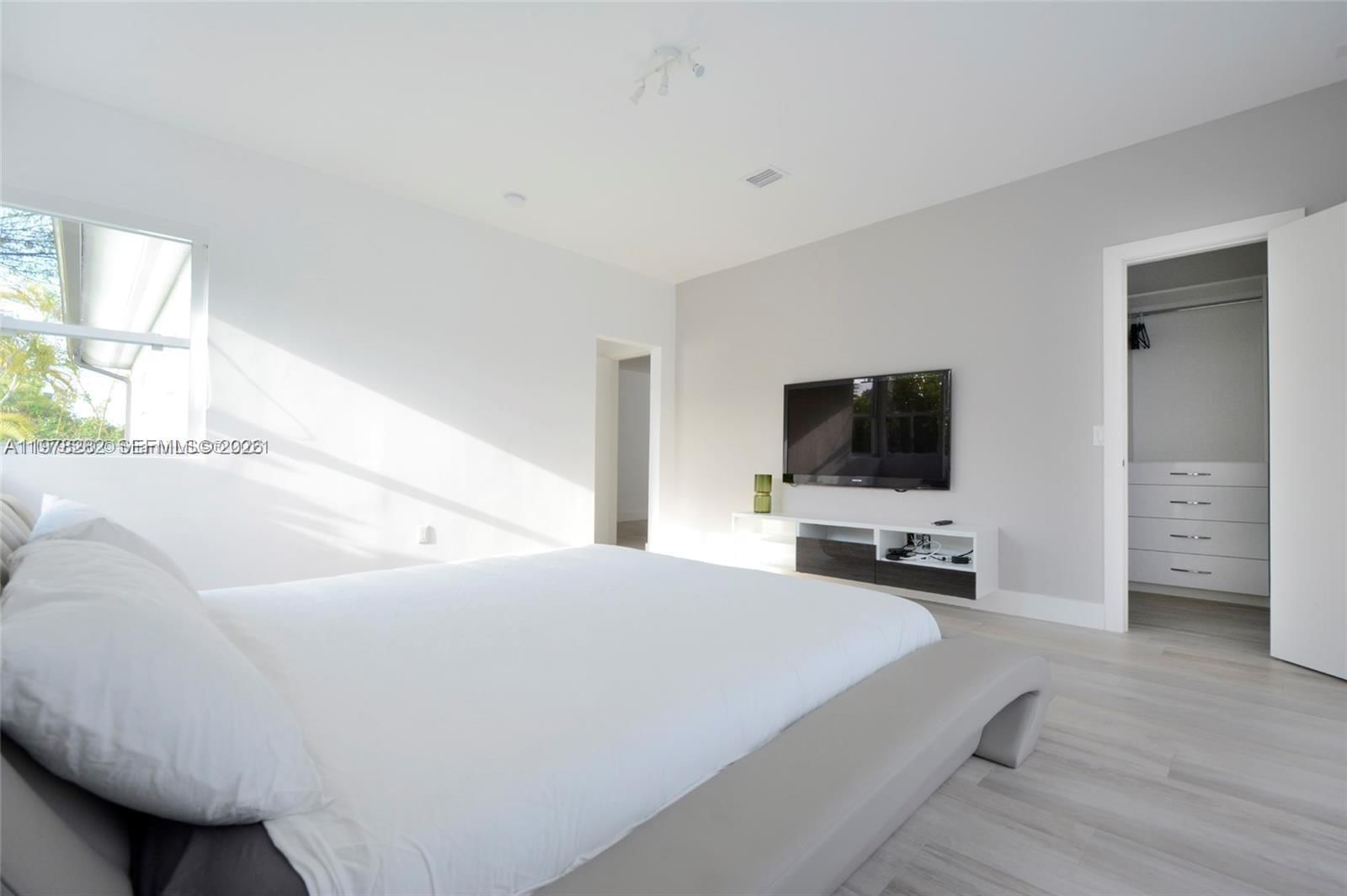 880 N Venetian Dr - 19