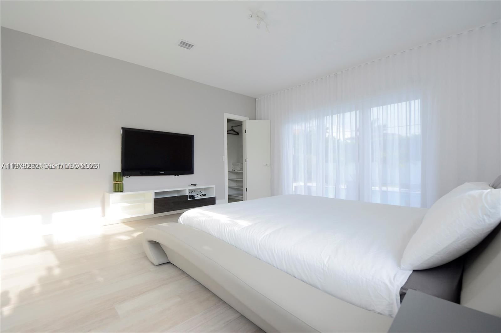 880 N Venetian Dr - 20