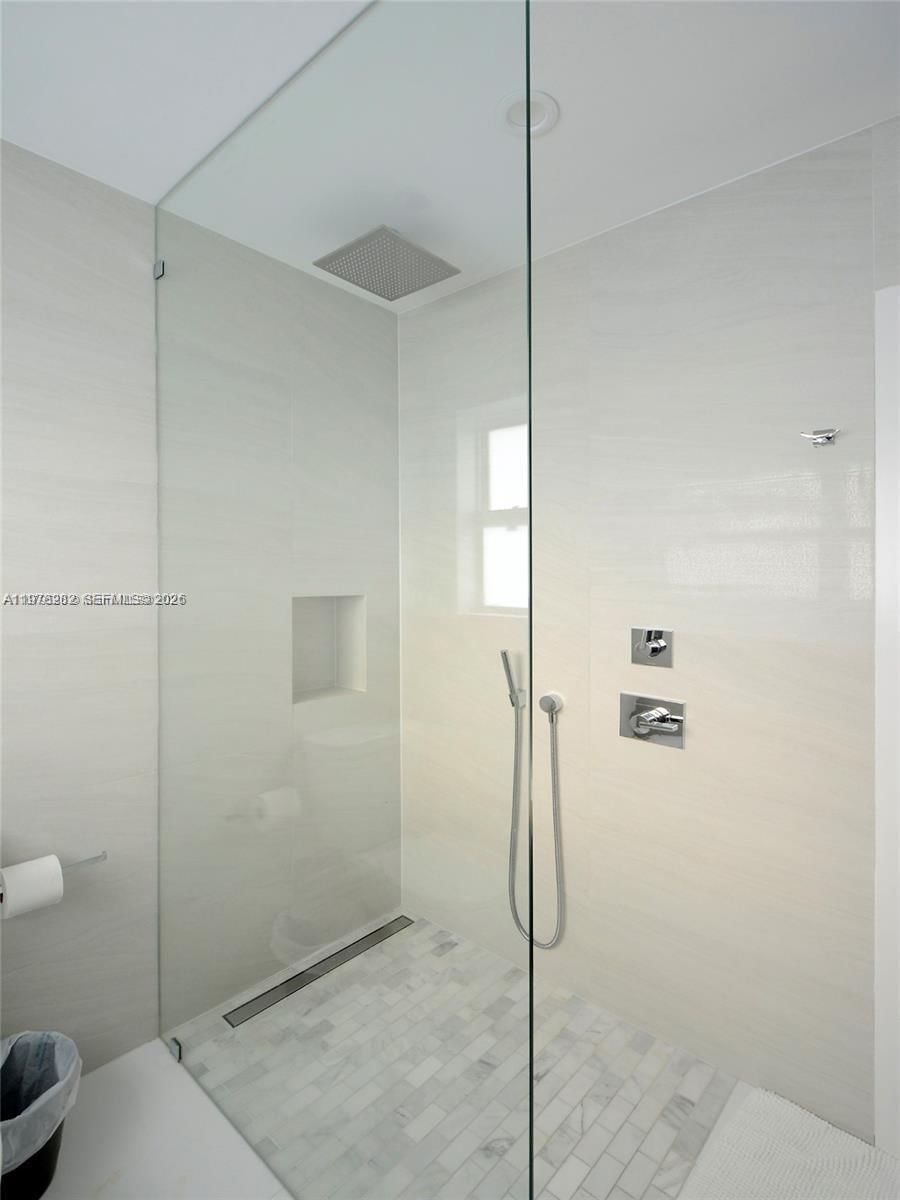 880 N Venetian Dr - 24