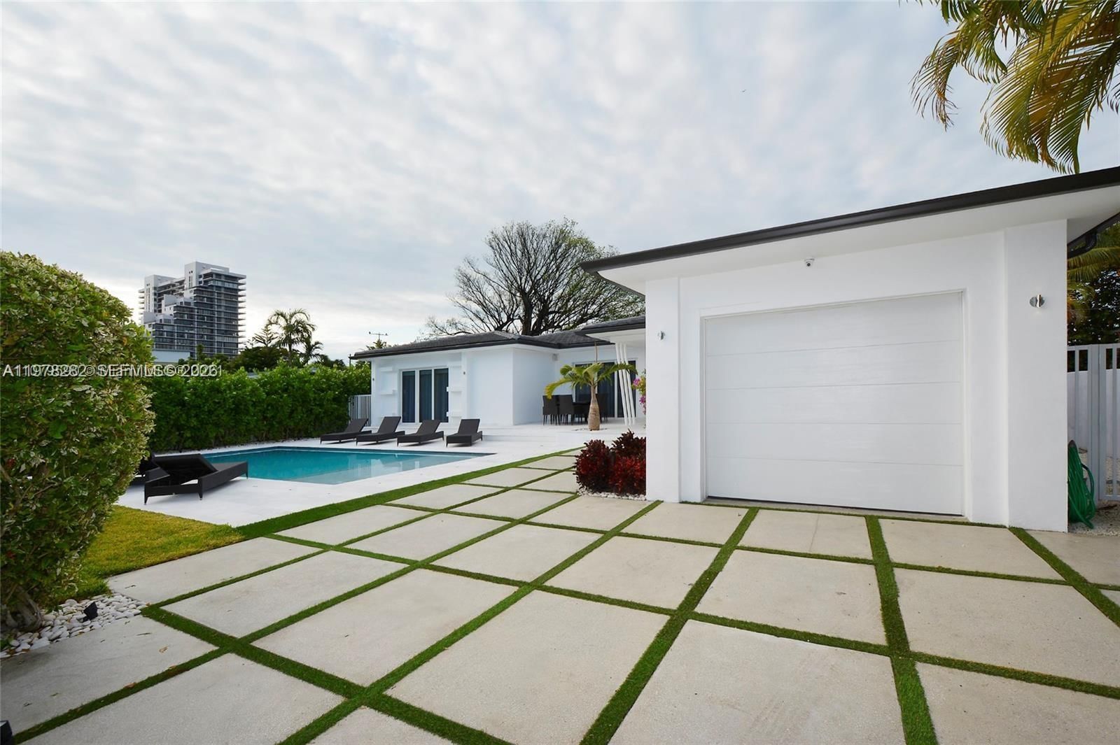 880 N Venetian Dr - 25