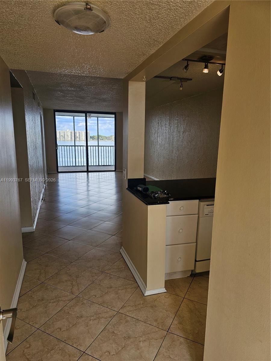 114 LAKE EMERALD DR, Unit 409 - 1