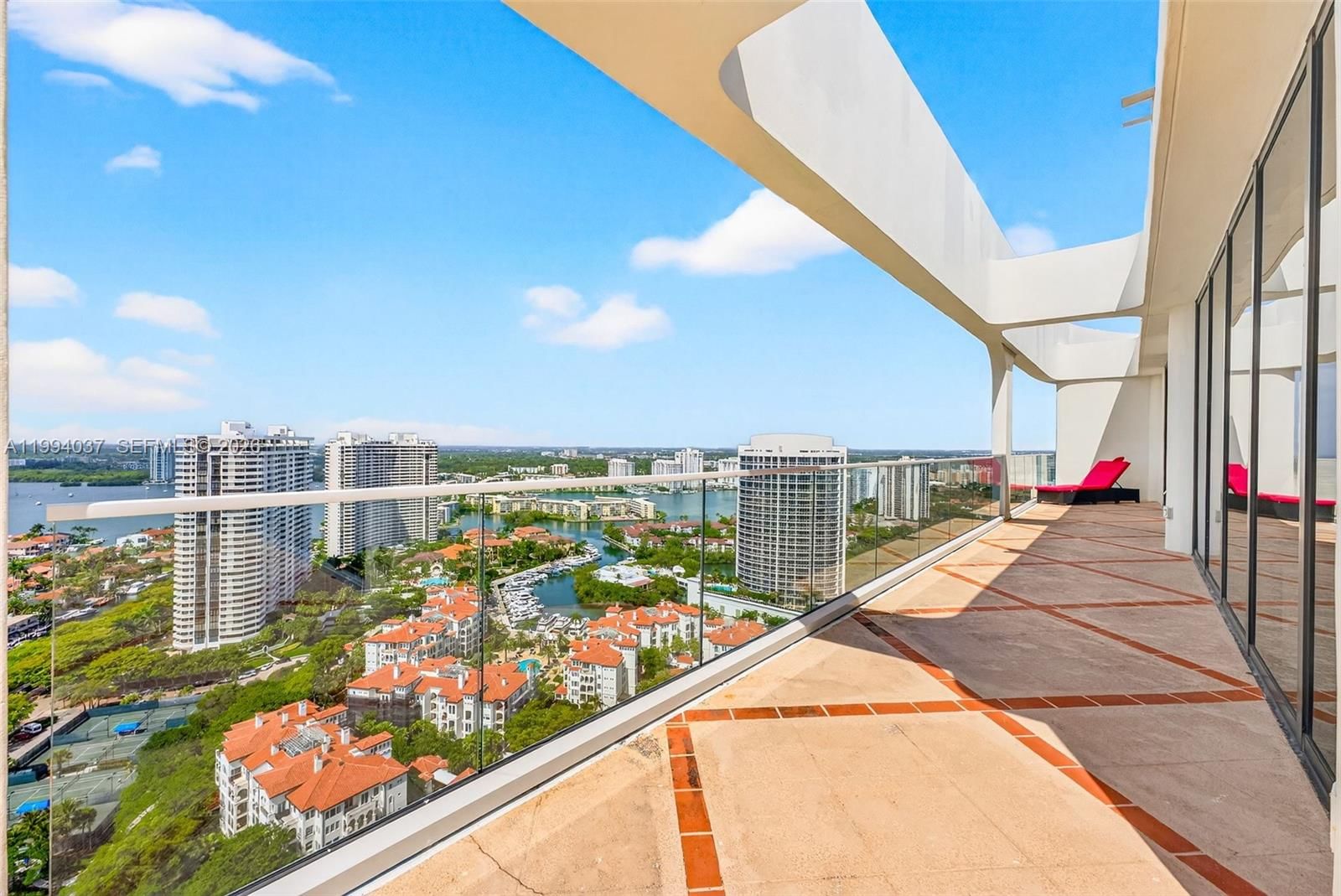 2800 ISLAND BLVD, Unit PH02 - 1