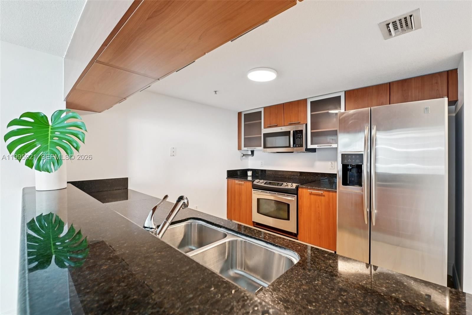 1800 N BAYSHORE DR, Unit 2811 - 1