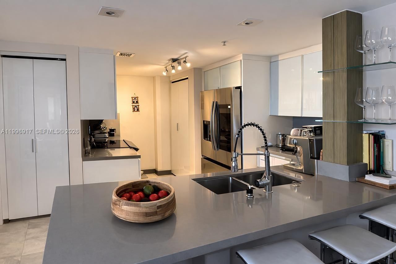 701 BRICKELL KEY BLVD, Unit 1611 - 1