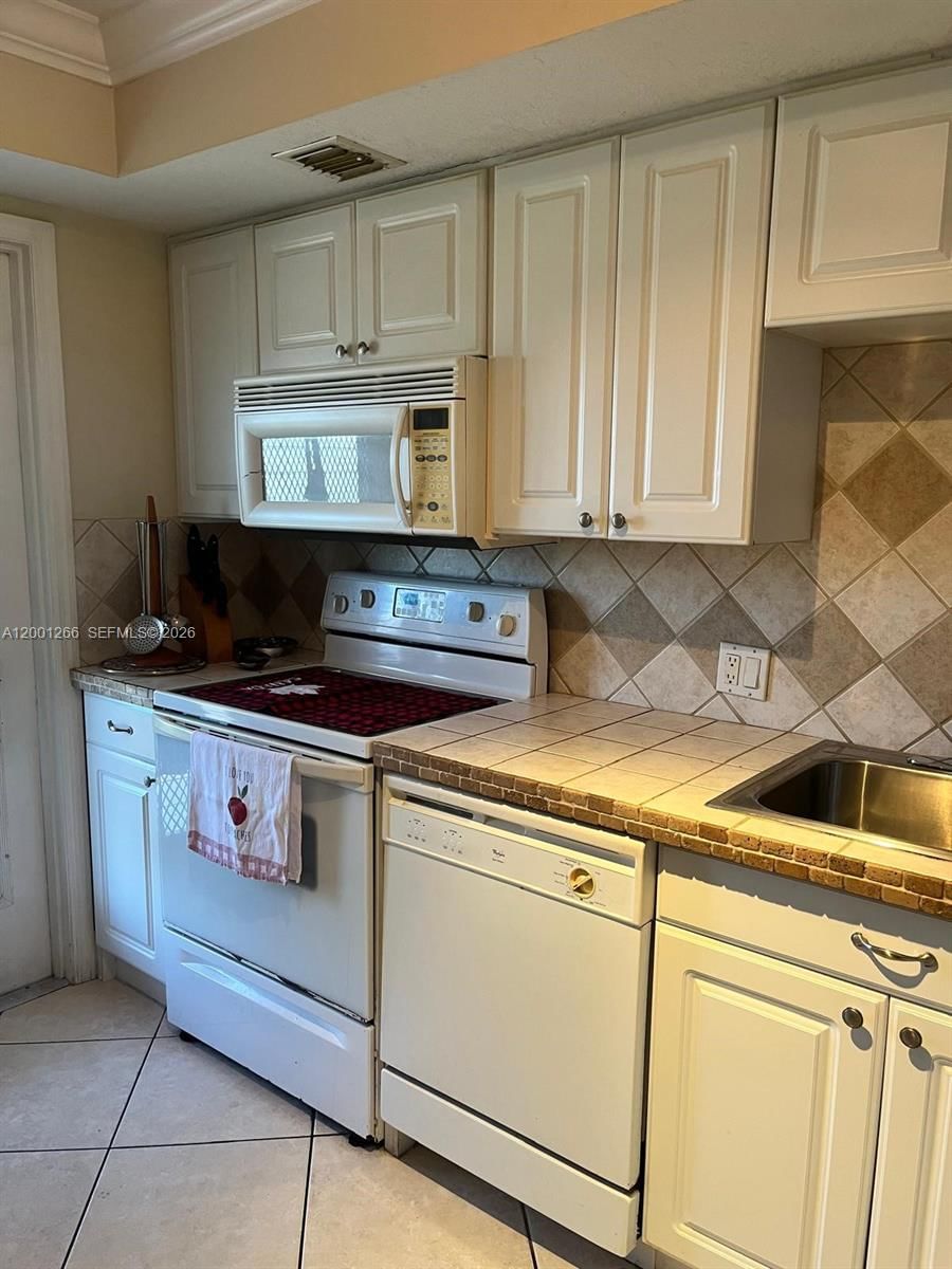 3200 N Palm Aire Dr, Unit 407 - 1