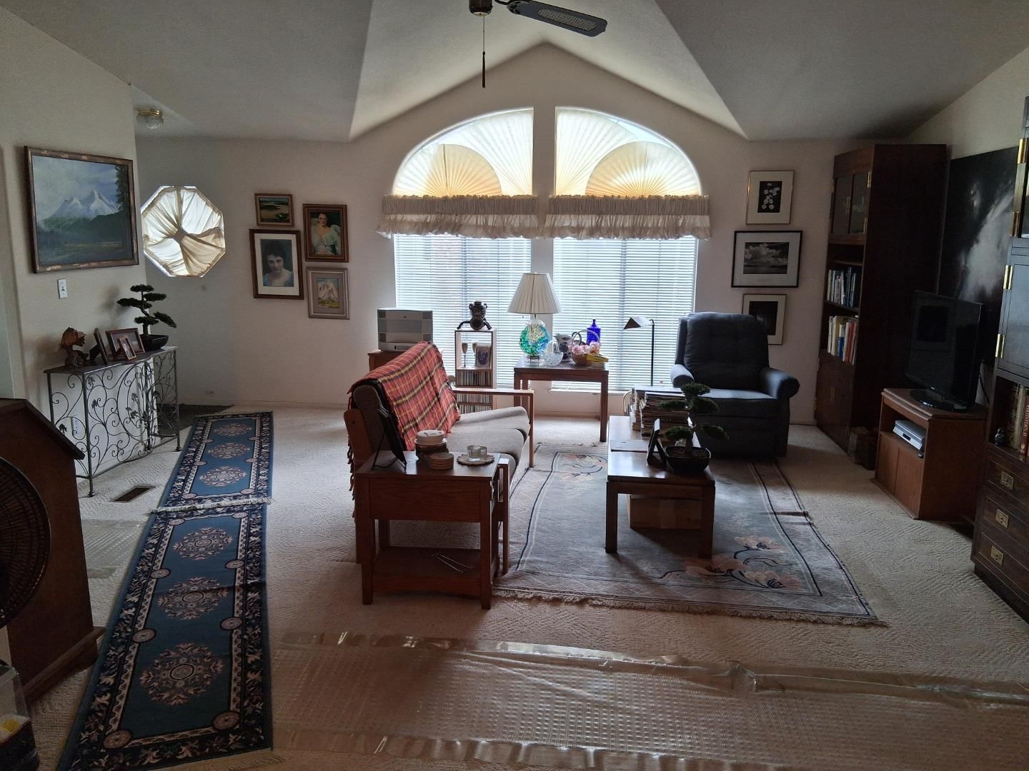 Los Encinos Court