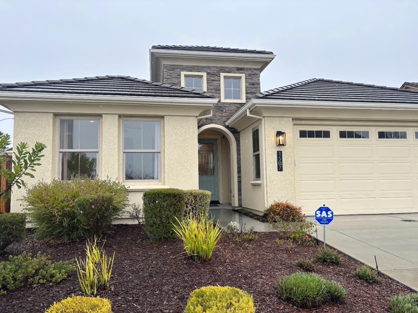 MLS Listing Photo 1