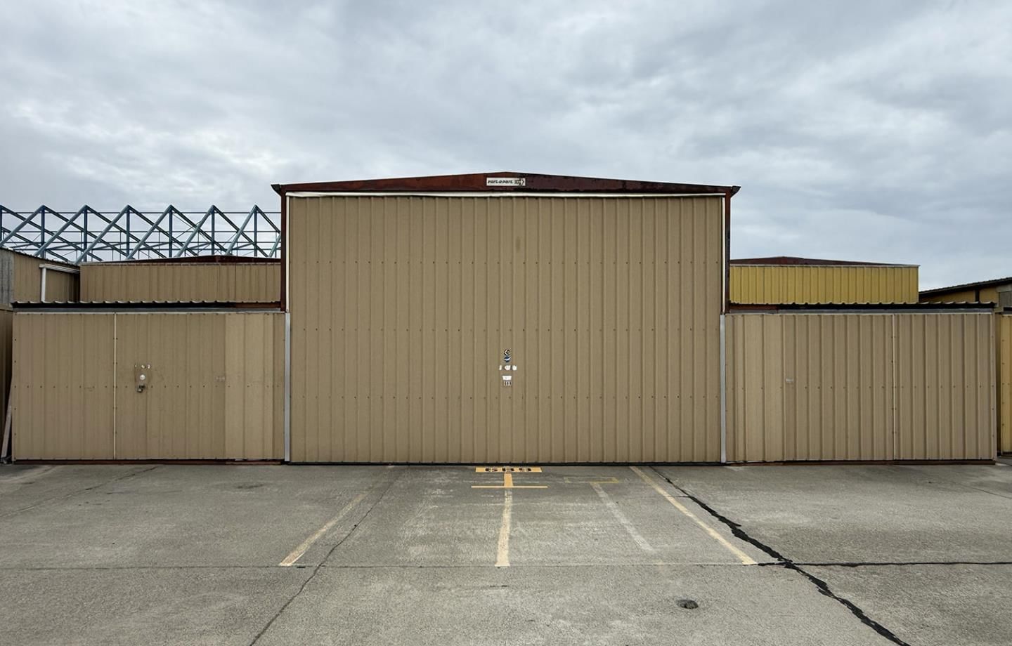 Port-a-Port Hangar Oakland Airport N Fie